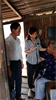 Hỗ trợ kinh phí cho bà Lê Thị Thanh – 63 tuổi là đối tượng thuộc diện chính sách, nghèo 